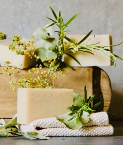 Schöne Haare mit Haarseife, Gartenmärkte, Badepraline on Tour, Antiquitätenmärkte, Naturseife, Lemon Myrtle, Frühlingbitte-Naturseife, Vintage, Vintage Möbel, Vintage lover, Blumenstrauß, Jäger und Sammler, Haarshampooseife, shampooseife, Holunderblütensirup, Holunderblüten, DIY, Sirup selbermachen, Kaffeeseife, Schafmilchseife, Kaffeeseife Geschenkset, Naturseife, Zero waste, no plastic