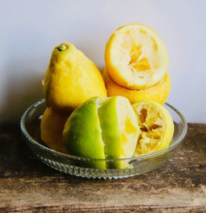 Gartenmärkte, Badepraline on Tour, Antiquitätenmärkte, Naturseife, Lemon Myrtle, Frühlingbitte-Naturseife, Vintage, Vintage Möbel, Vintage lover, Blumenstrauß, Jäger und Sammler, Haarshampooseife, shampooseife, Holunderblütensirup, Holunderblüten, DIY, Sirup selbermachen, Kaffeeseife, Schafmilchseife, Kaffeeseife Geschenkset, Naturseife, Zero waste, no plastic, woof, Südafrika, Kapstadt, Capetown, woof project, Oscars arc, Camps Bay, Company Garden, bo-kaap, Signal Hill, Green market, Kapstadt, Capetown, reisen mit Kindern, Reiseblog, Reiseblogger, DIY Zitronenpeeling