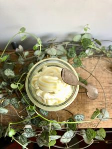 DIY pflegende vegane Bodybutter, Naturkosmetik, DiY Naturkosmetik, Naturseifen, Badepraline on Tour, Selbstrührer, Handmade, Duschriegel, Badepraline, Duschcreme, Naturseifen, Seifen, zerowaste, no plastic, natural cosmetics