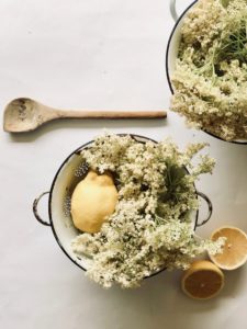 Köstlicher selbstgemachte Holunderblütensirup