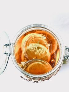 Köstlicher selbstgemachte Holunderblütensirup
