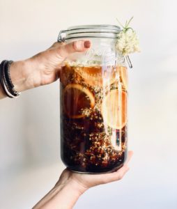 Köstlicher selbstgemachte Holunderblütensirup